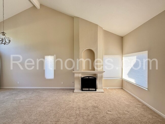 Foto del edificio - 371 Compass Rd