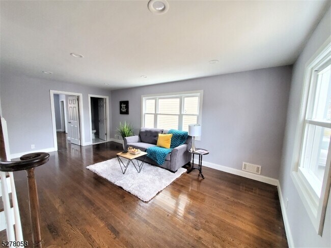 Foto del edificio - 637 W Lake Ave