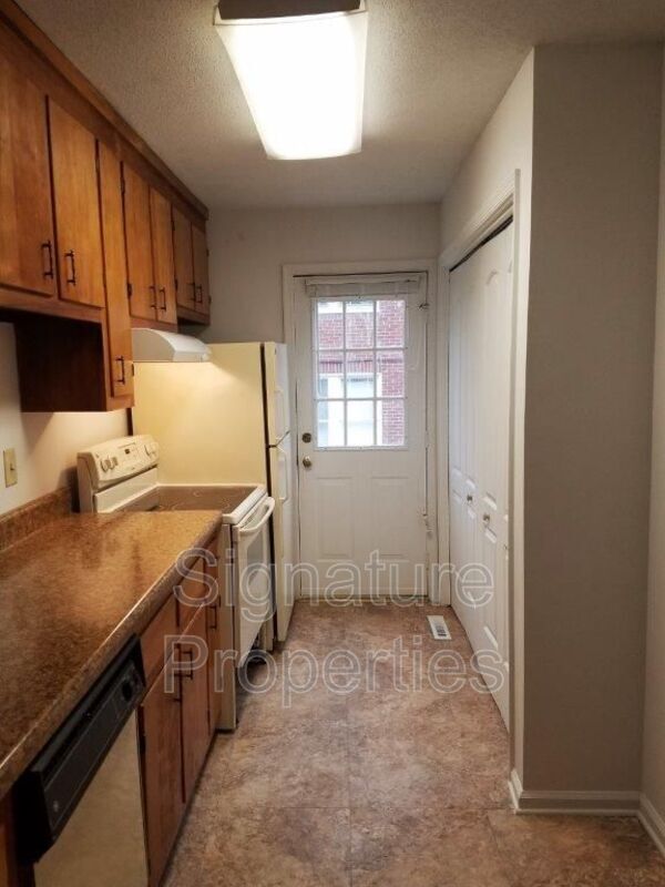 Building Photo - 435 Pine Ave
