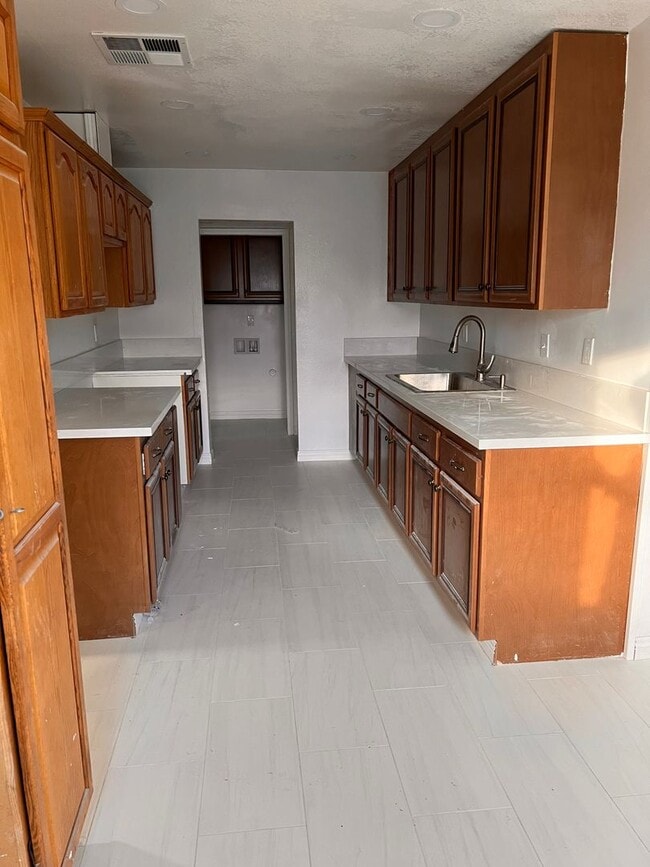 Building Photo - HOUSE