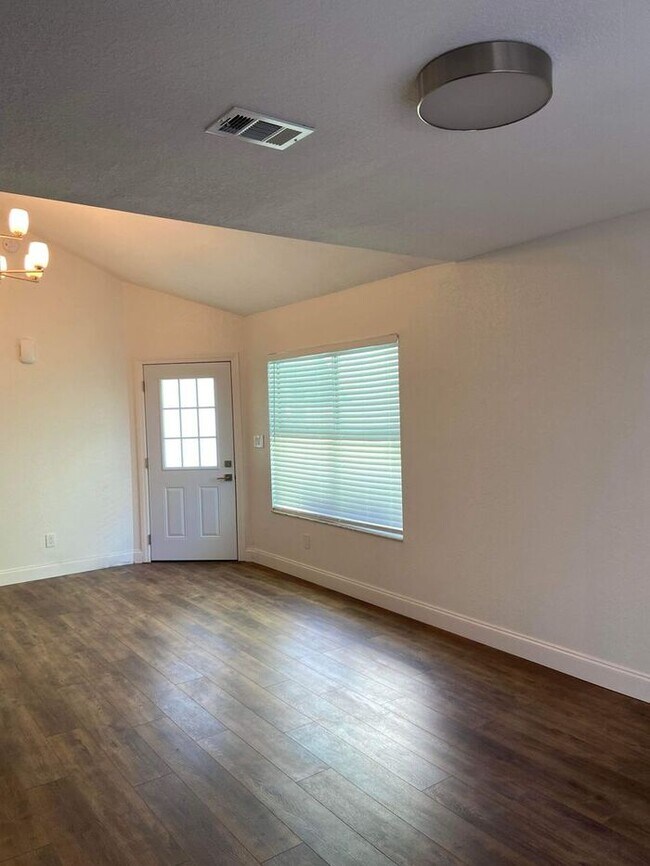 Foto del edificio - Beautiful 2 story home