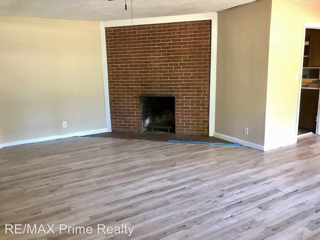 Building Photo - 3401 Summerville Rd