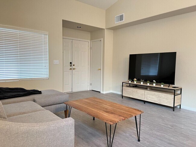 Foto del edificio - 8109 Greenbush Dr