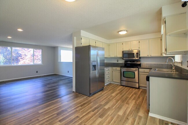 Foto del edificio - Rent Special! Large 4 Bed/2 Bath + Office ...