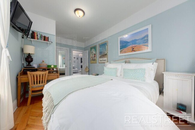 Foto del edificio - 2 Bed In Prime Brooklyn Heights