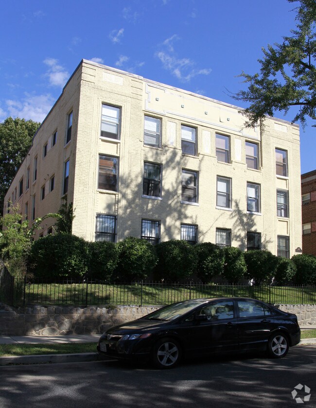 Building Photo - 1437 Spring Rd NW
