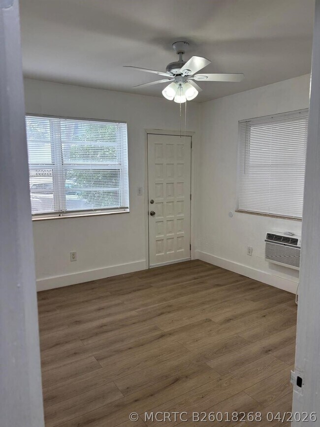 Foto del edificio - 6930 Byron Ave