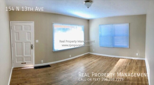 Building Photo - Updated 2 bedroom 1 bath Apartment