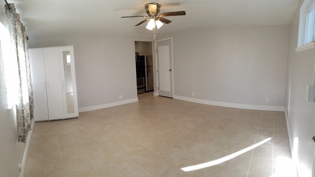 Building Photo - 830 Spruce Ct
