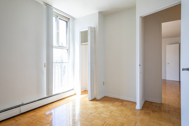 Building Photo - *THREE MONTHS FREE RENT* Walking Distance ...