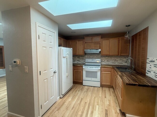 Foto del edificio - Updated 3-bedroom, 1-bath home features a ...