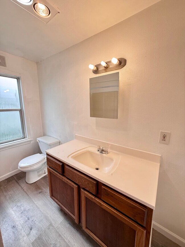 Foto del edificio - 313 N. "E"