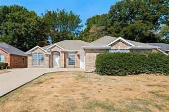 Building Photo - 517 Saddlebrook Dr