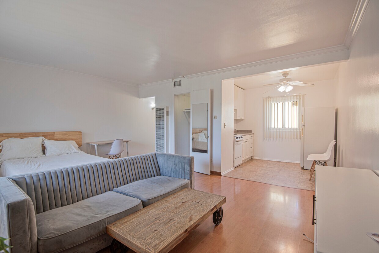 Foto principal - 5869B W 88th St