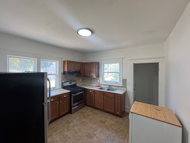 Foto del edificio - Spacious Four Bedroom Home Full of Character