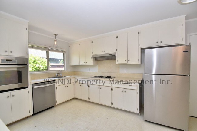 Building Photo - 136 Golden Hind Psge