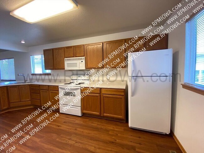 Foto del edificio - 3326 Emerald Dr