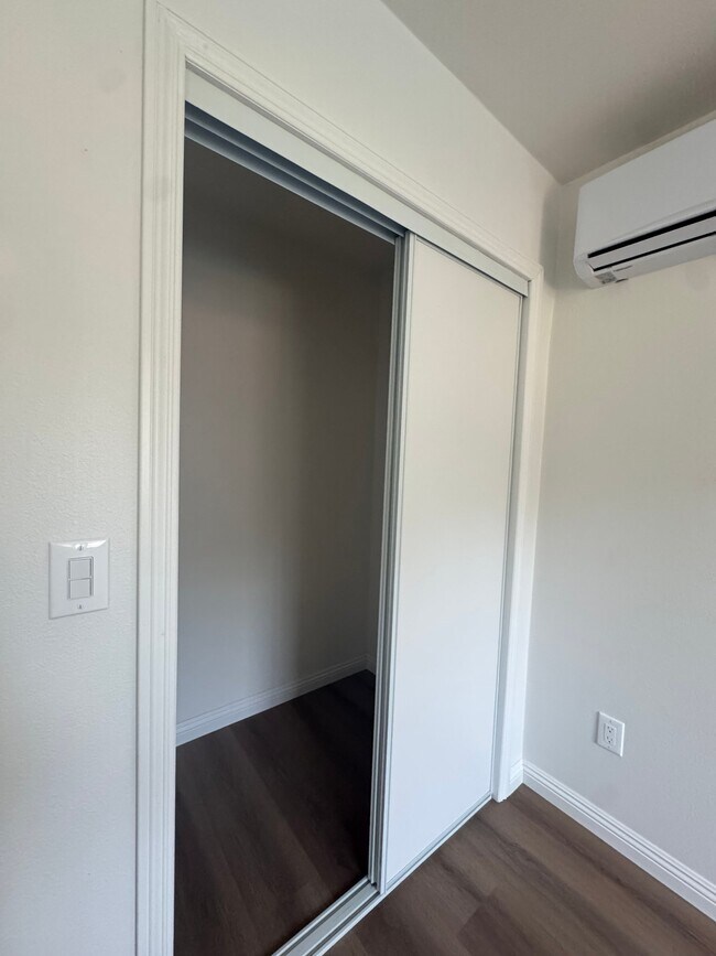 Foto del edificio - 1289 W 27th St