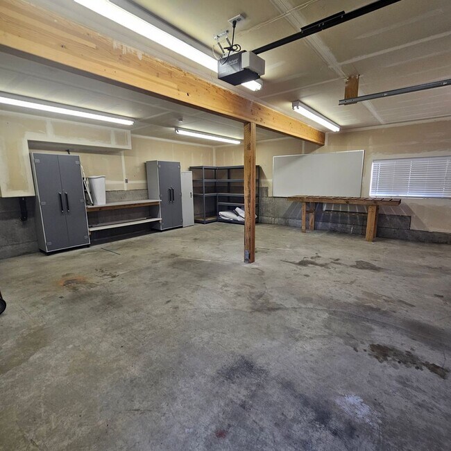Foto del edificio - Charming 1-Bedroom Home with Spacious Backyard, 2 car garage & Modern Amenities – Pet Friendly!