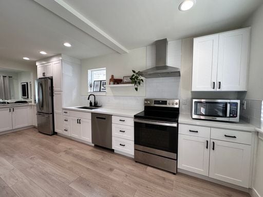 2 Weeks Free! Luxe 3BR Townhome w/ Private... - 2 Weeks Free! Luxe 3BR Townhome w/ Private...