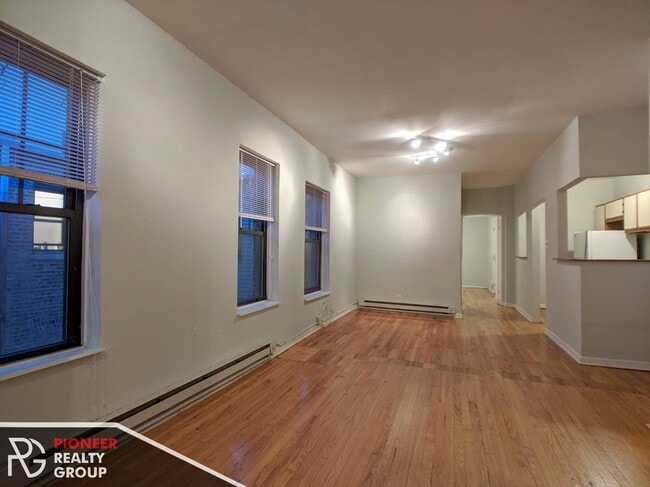Building Photo - 658 W Cornelia Ave
