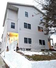 Building Photo - 863 Clark St N