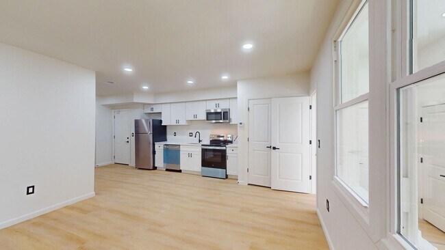 Building Photo - 1318 Holbrook St NE