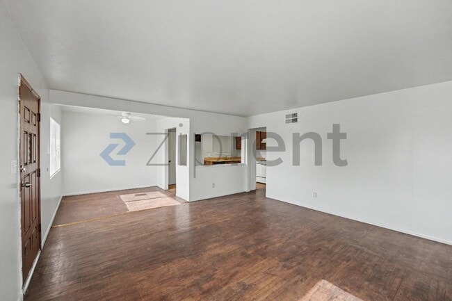 Building Photo - Unit