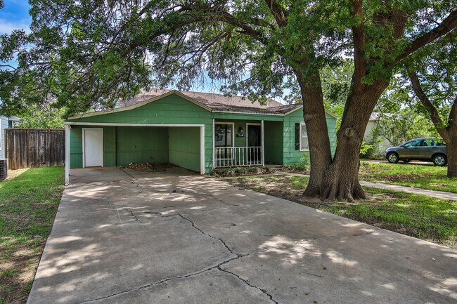 Building Photo - Pre-leasing for July!