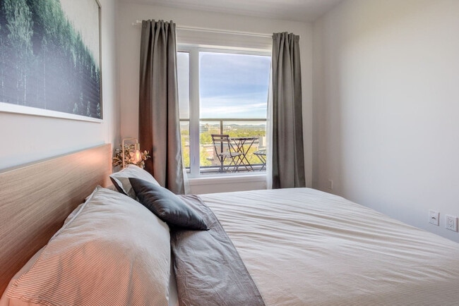 Building Photo - 34 Bd Charest O