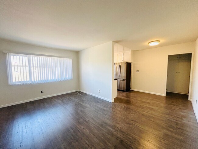 Building Photo - 539 E Hyde Park Pl