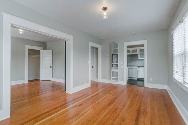 Foto del edificio - Nicely Renovated Top Floor Corner 1-Bed w/...