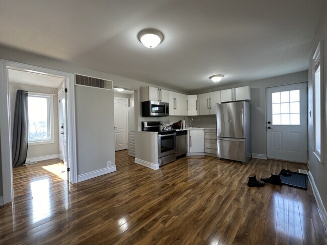 Photo du bâtiment - 899 Lakeshore Rd E