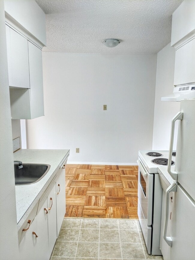 Kitchen with dining room - 52 4th St