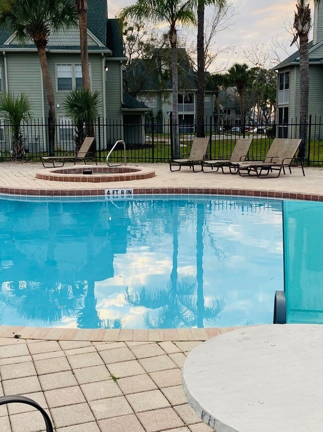 Building Photo - 2 br, 2 bath House - 6040 Westgate Dr Apt 202