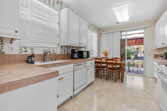 Foto del edificio - CHARMING 2 BEDROOM & 2 BATHROOM DUET! LOVE...