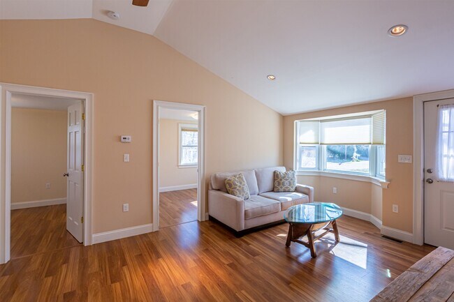 Building Photo - 20 Manor Dr