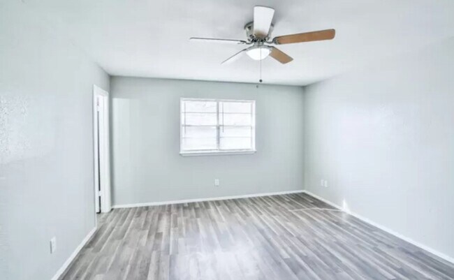 Building Photo - Spacious Newly Remodeled 3/2/2