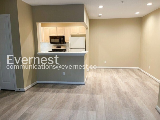 Building Photo - 1-Bed/1-Bath Condo/Pet Friendly/Available Soon!