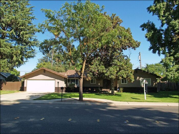Primary Photo - Gorgeous 3 Bedroom Home located Lincoln Es...