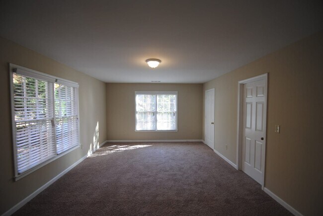 Building Photo - 2550 Broadmoor Ct