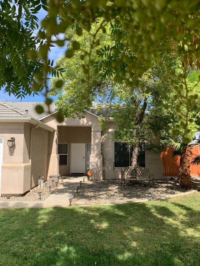 Foto del edificio - 4 Bedroom 2 Bath Home