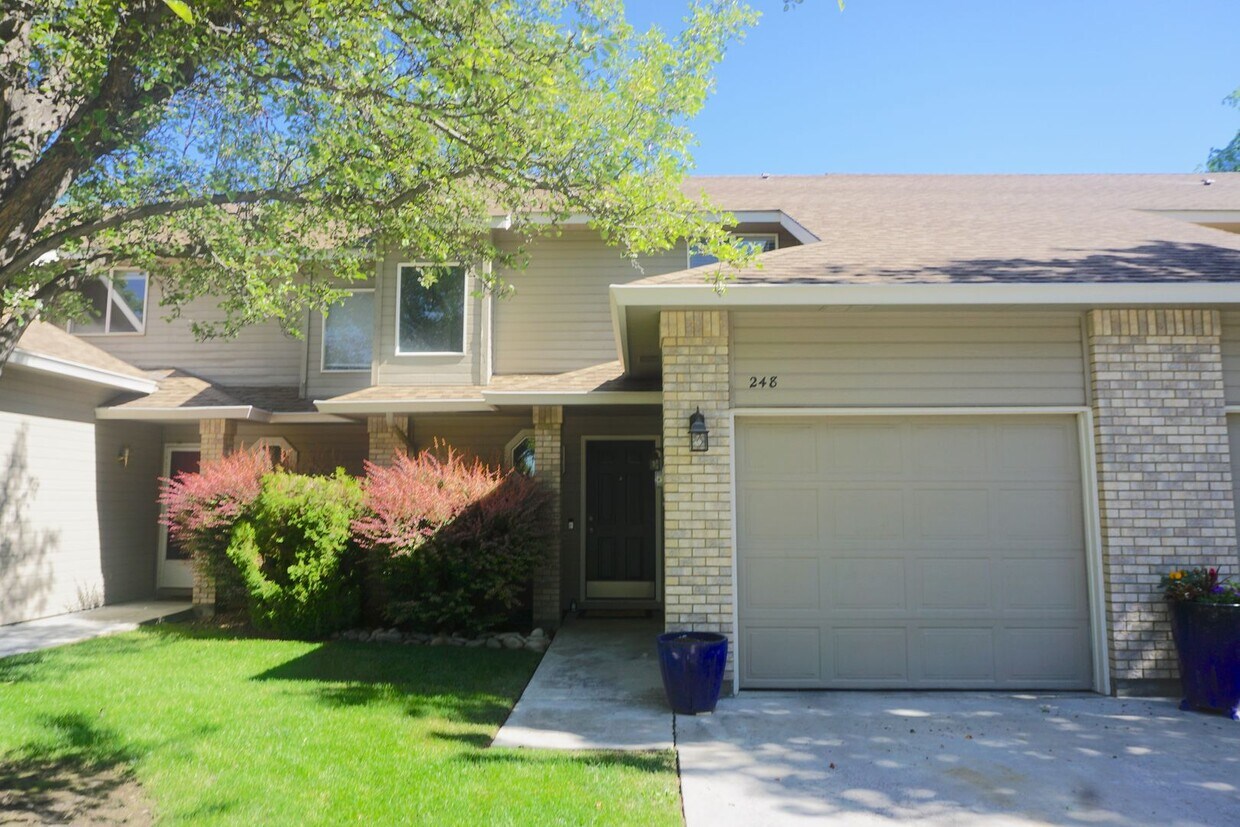 Primary Photo - Beautiful 3-Bedroom Townhome in Southeast ...