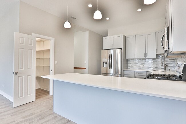 Building Photo - STUNNING 5BEDROOM/2bath in Wicker Park! In...