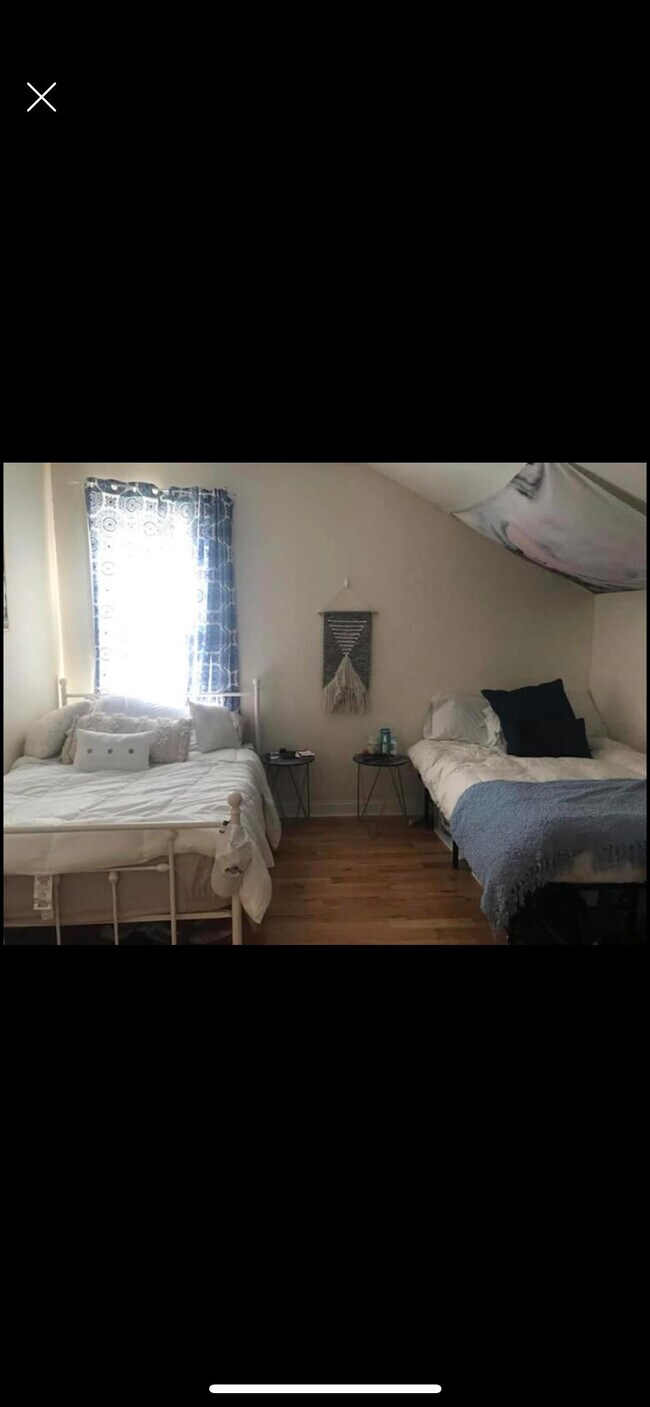 Third floor bedroom - 1719 Pendleton St