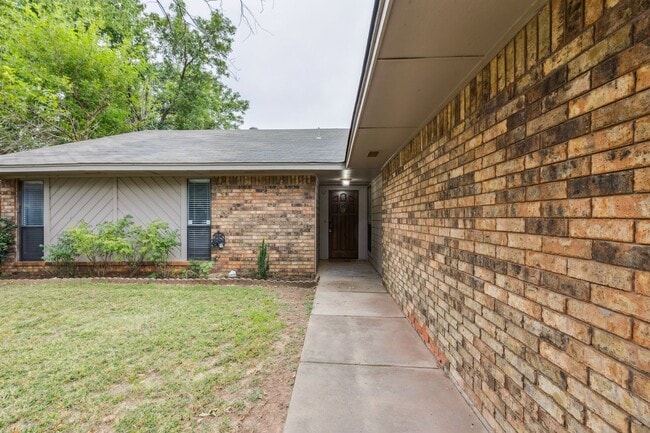 Building Photo - Welcome to this charming 3-bedroom, 2-bath...