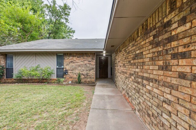 Foto del edificio - Welcome to this charming 3-bedroom, 2-bath...