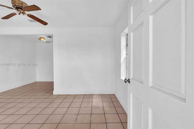 Foto del edificio - 2835 SW 24th St