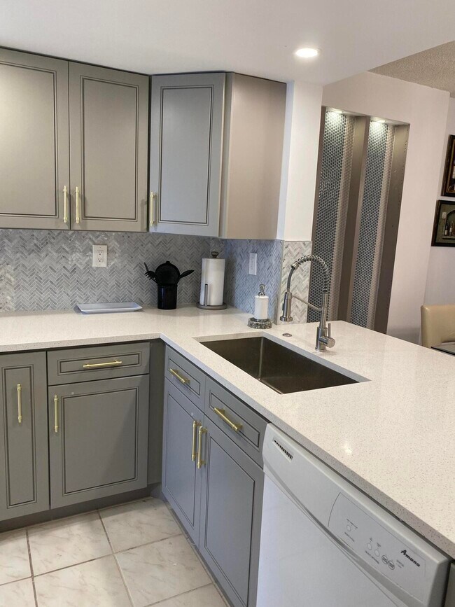 Foto del edificio - 5040 Rose Hill Dr