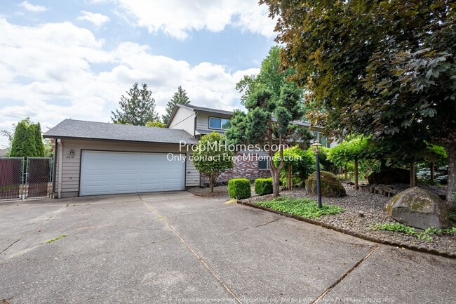 Building Photo - Welcoming Home in the Heart of Oatfield - Five Bedrooms and Natural Light!